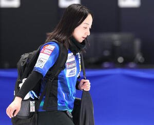 カーリング日本選手権　女子1次リーグ　ロコ･ソラーレ対フィロシーク青森　敗れて引き揚げるロコ･ソラーレ藤沢五月(撮影･宮地輝)