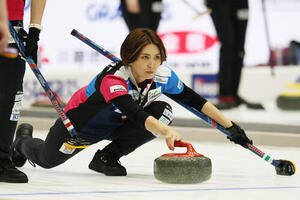 カーリング日本選手権　女子1次リーグ　フォルティウス対北海道銀行　第1エンド、ストーンを投じたフォルティウス吉村紗也香(撮影･宮地輝)＝2026年6月9日