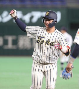 中京大対東海大九州キャンパス　5回裏東海大九州キャンパス2死三塁、吉行遙希は適時打を放ちガッツポーズする(撮影･柴田隆二)　