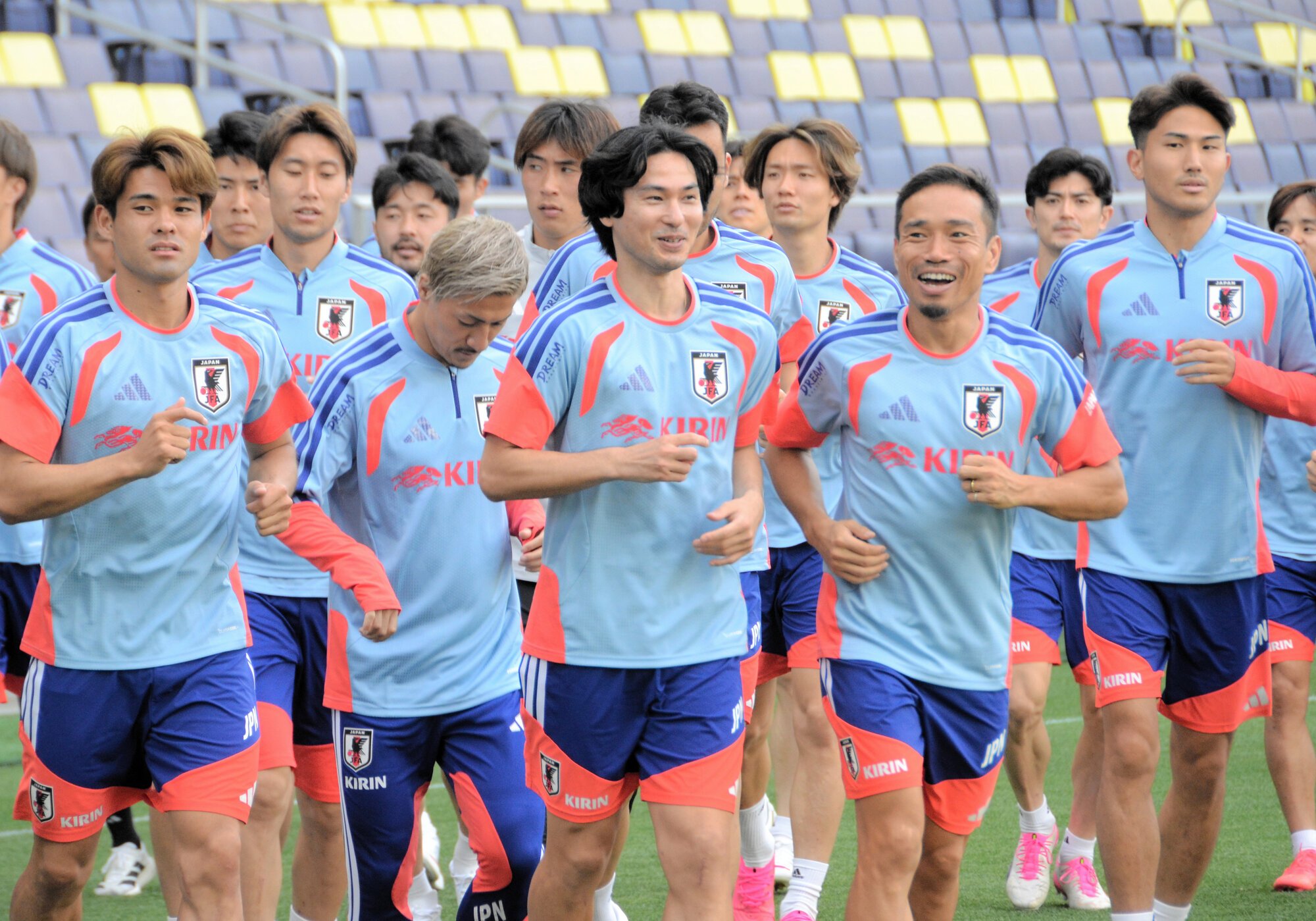 サッカー日本代表に｢メンター｣として合流した南野拓実(中央)