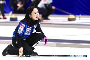 カーリング日本選手権　女子1次リーグ　ロコ･ソラーレ対フィロシーク青森　第4エンド、ストーンを投じ舌を出すロコ･ソラーレ藤沢五月(撮影･宮地輝)