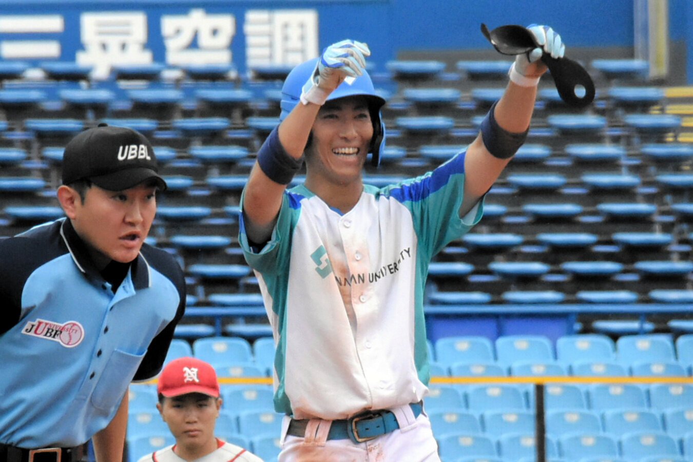 奈良学園大―周南公立大　一回、三塁打を放ってベース上で喜ぶ周南公立大の岩崎