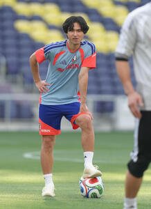 サッカー日本代表W杯北中米大会事前合宿　練習を見つめる南野拓実(撮影･足立雅史)