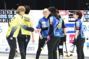 カーリング日本選手権　女子1次リーグ　ロコ･ソラーレ対フィロシーク青森　敗れてフィロシーク青森の選手たちと握手を交わすロコ･ソラーレ藤沢五月(中央)ら(撮影･宮地輝)