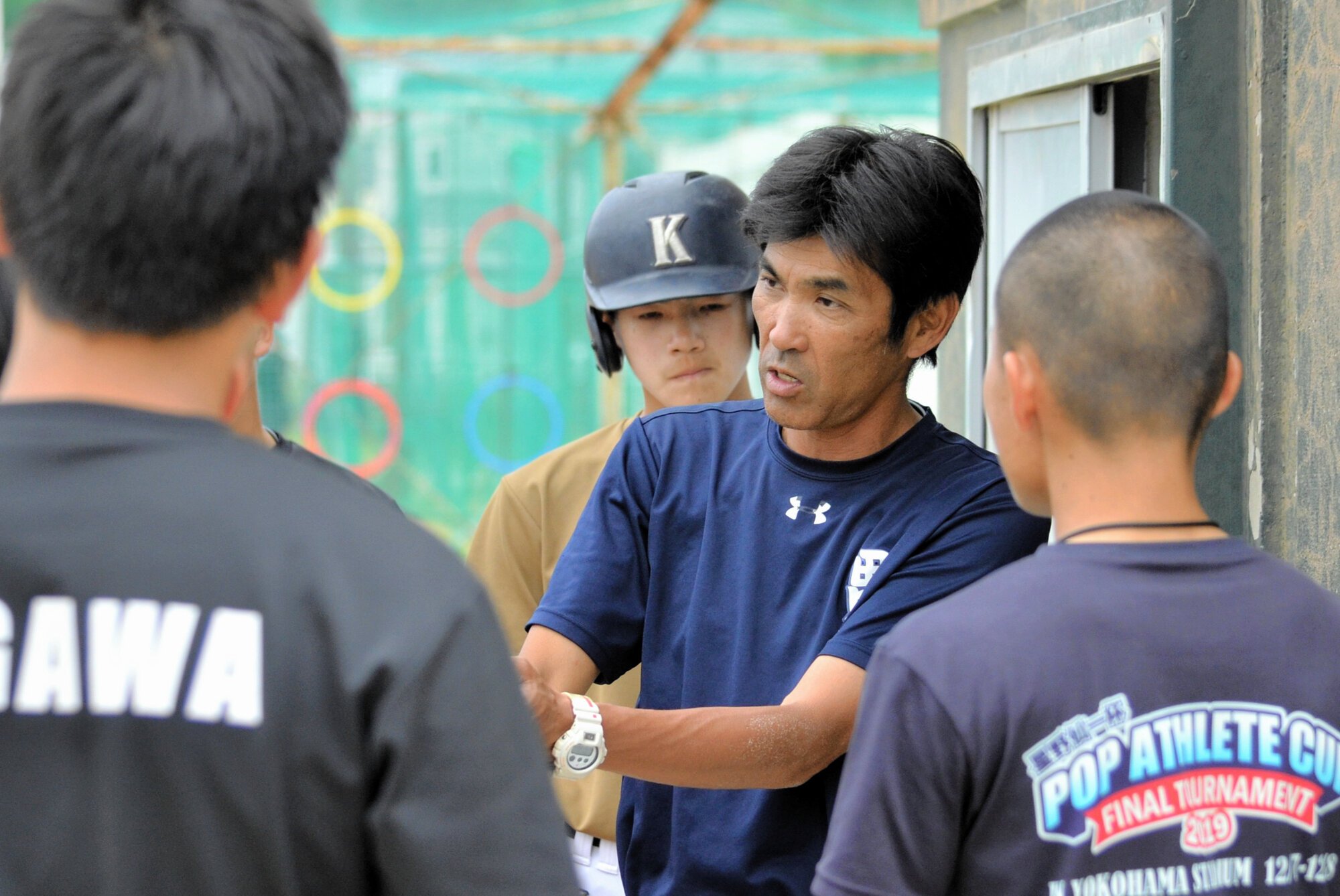育成功労賞を受賞した熊野の吉田茂監督(右から2人目)=2026年6月1日、和歌山県上富田町朝来、松永和彦撮影