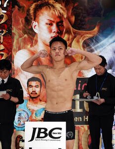 プロデビュー戦の前日計量をクリアした藤木勇我(撮影･野上伸悟)