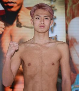 プロデビュー戦の前日計量をクリアし、ポーズをとる片岡叶夢(撮影･野上伸悟)