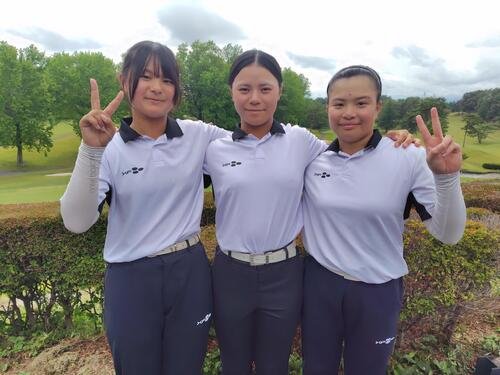 女子で首位発進の第一学院。左から飯田柚月、仁科優花、安藤絹