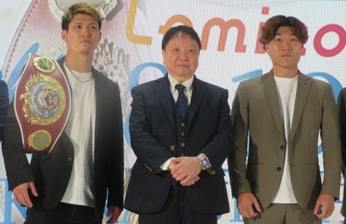 8月19日、東京･後楽園ホールで4度目防衛戦に臨むWBOアジア･パシフィック･ライト級王者宇津木秀(左端)。右端は挑戦者の同級2位高橋麗斗、中央は興行をプロモートする大橋秀行会長