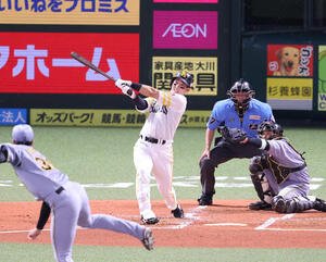ソフトバンク対阪神　1回裏ソフトバンク2死二塁、栗原陵矢は右越えに先制2点本塁打を放つ(撮影･梅根麻紀)