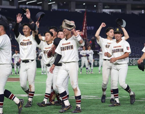 金沢学院大対天理大　勝利した金沢学院大ナインはスタンドの応援に応える(撮影･柴田隆二)