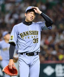 ソフトバンク対阪神　2回、追加点を許した才木浩人は悔しそうな表情を見せる(撮影･上田博志)