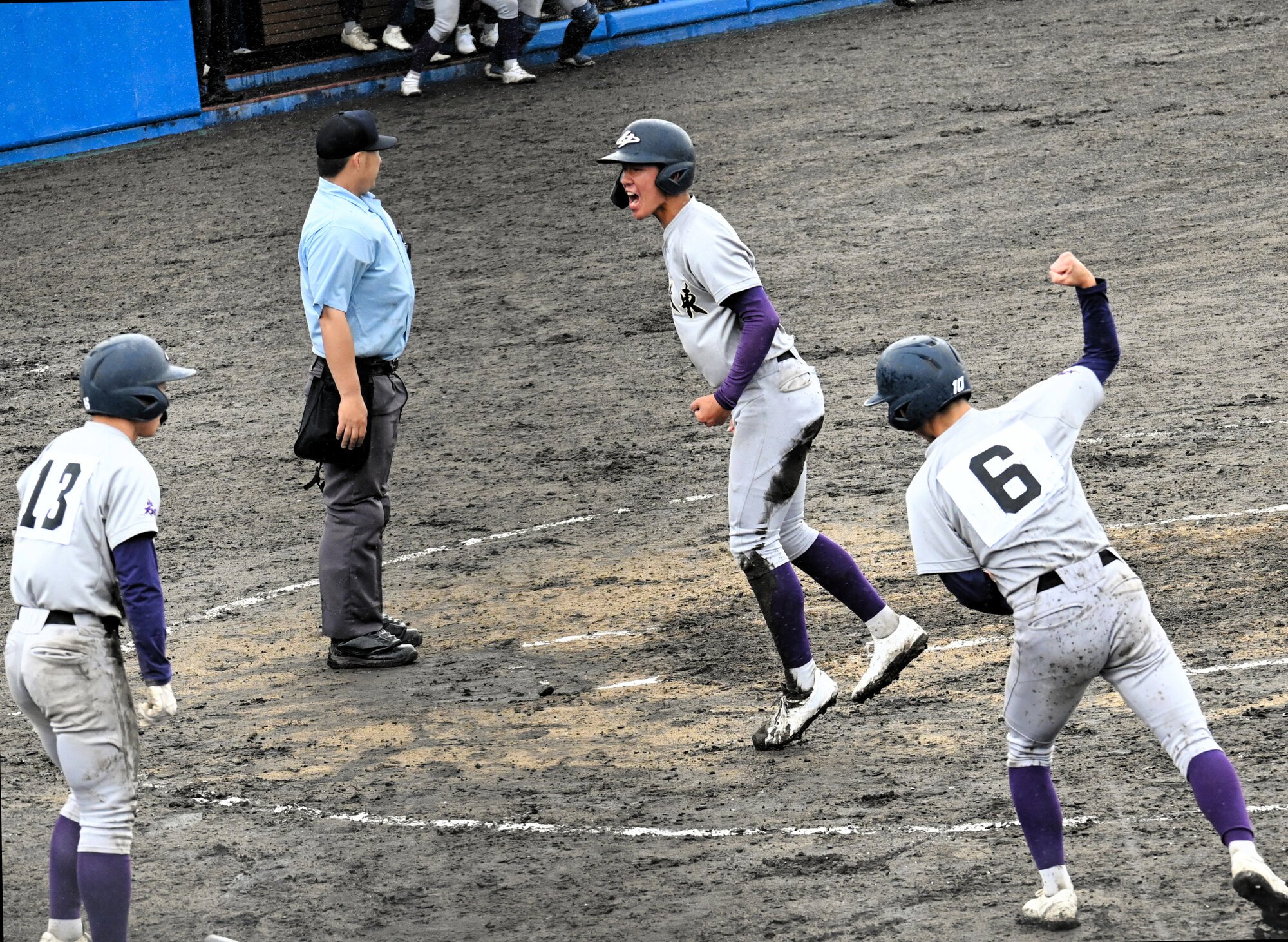 学法石川―花巻東　八回、花巻東は菊地の2点適時打で三塁走者の粒来に続き、二塁から萬谷がかえり同点に追いつく=2026年6月9日、ダイシン、坂田達郎撮影