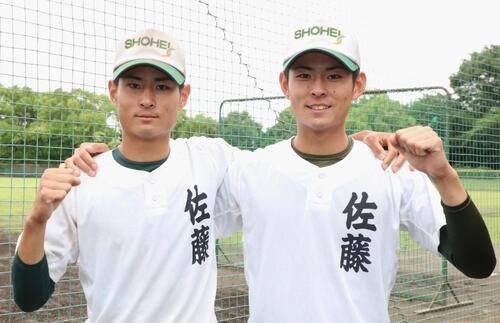 笑顔で肩を組む昌平･佐藤光輝(左)、佐藤佑輝(撮影･会田京叶)＝2026年6月9日