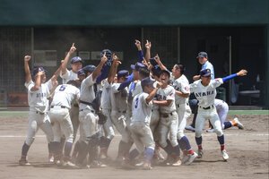第107回全国高校野球選手権滋賀大会を制した綾羽の選手たち=皇子山、新井義顕撮影