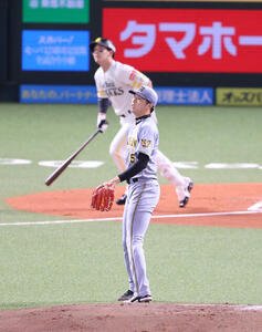 ソフトバンク対阪神　1回裏ソフトバンク2死二塁、栗原陵矢に右越え先制2点本塁打を浴びた才木浩人(撮影･梅根麻紀)