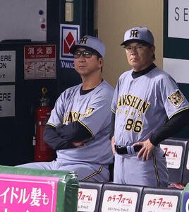 ソフトバンク対阪神　ベンチで戦況を見守る阪神藤川球児監督(撮影･梅根麻紀)
