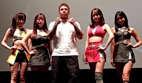 KNOCK OUTガールズに囲まれる木村“フィリップ”ミノル(中央)(左から高橋七瀬、佐野なぎさ、木村、弓川いち華、アンジーひより)