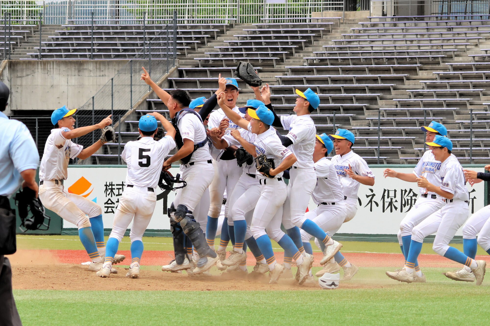 優勝を喜ぶ松本国際の選手たち=2026年6月9日、長野オリンピック、小山裕一撮影