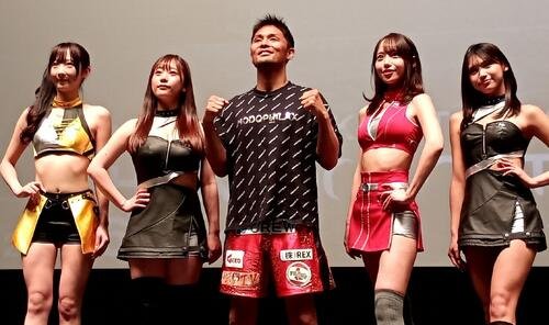 KNOCK OUTガールズに囲まれる大沢文也(中央)(左から高橋七瀬、佐野なぎさ、大沢、弓川いち華、アンジーひより)