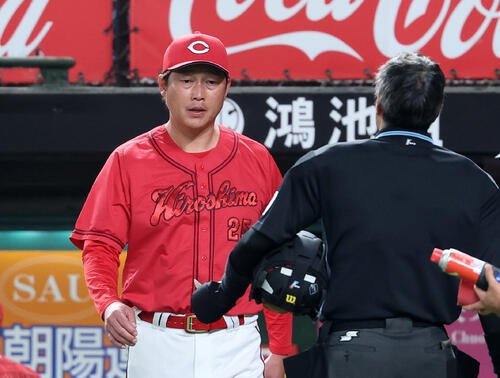 西武対広島　8回裏、投手交代を告げる広島新井貴浩監督(撮影･鈴木正人)