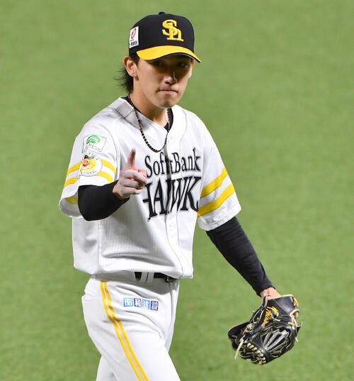 ソフトバンク対阪神　1回表阪神2死一、三塁、大山悠輔を中飛に抑え、指を突き上げる大津亮介(撮影･岩下翔太)