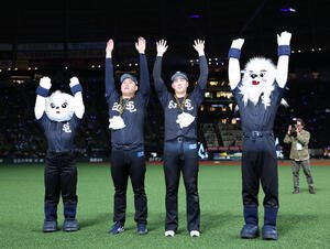 西武対広島　ファンと喜ぶ西武岩城颯空(左)と長谷川信哉(撮影･鈴木正人)