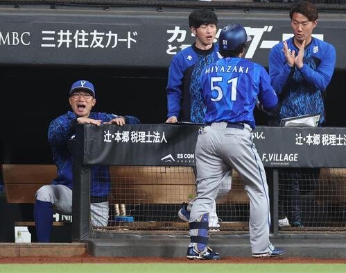 日本ハム対DeNA 7回表、本塁打を放った宮崎敏郎を出迎える相川亮二監督(左)