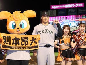 楽天対巨人　楽天に勝利し、笑顔でガッツポーズをする巨人則本昂大(撮影･増田悦実)