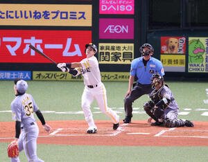 ソフトバンク対阪神　1回裏ソフトバンク2死二塁、栗原陵矢は右越えに先制2点本塁打を放つ(撮影･梅根麻紀)