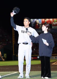 楽天対巨人　楽天に勝利し、お立ち台でファンの声援に応える巨人則本昂大(撮影･増田悦実)
