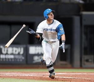 日本ハム対DeNA 3回裏日本ハム2死二、三塁、3点本塁打を放つ大塚瑠晏(撮影･黒川智章)
