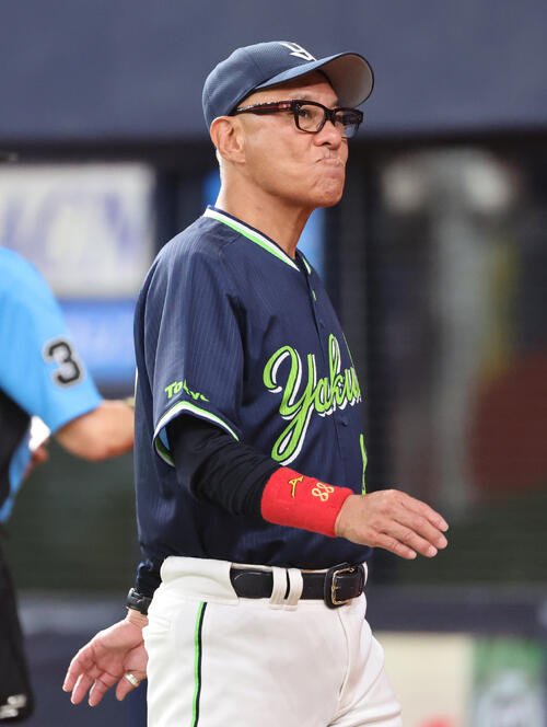 オリックス対ヤクルト　8回の攻撃を終え、選手交代を告げベンチに戻るヤクルト池山隆寛監督(撮影･西尾就之)