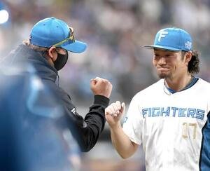 日本ハム対DeNA　試合後、新庄剛志監督(左)に出迎えられる伊藤大海(撮影･黒川智章)