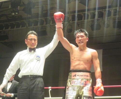 ウエルター級転向初戦で判定勝利を収め、勝ち名乗りを受ける元東洋太平洋、WBOアジア･パシフィック･スーパーライト級王者永田大士(右)