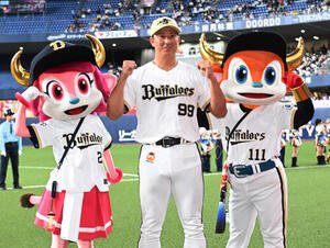 オリックス対ヤクルト　サヨナラ打を放った杉本裕太郎はガッツポーズ(撮影･和賀正仁)