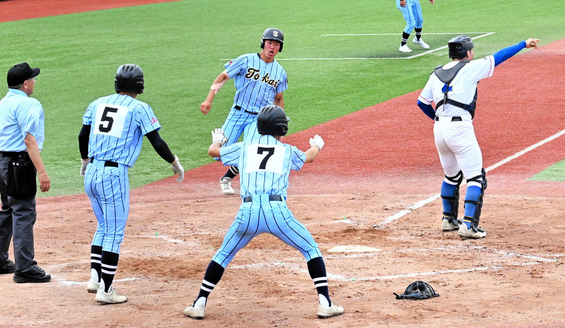 下山学園―東海大山形　二回1死満塁、東海大山形は丹藤優太の適時打で2点を追加する=2026年6月9日、青森県弘前市のはるか夢球場、黒川和久撮影