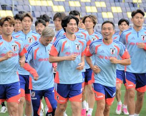 日本代表に｢メンター｣として合流した南野拓実(中央)