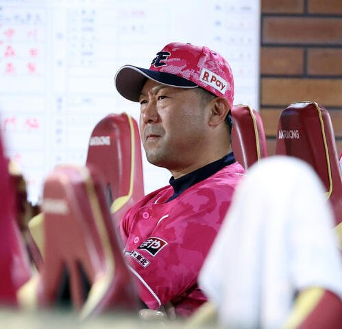 楽天対巨人　7回表巨人に追加点を与え、顔をしかめる三木肇監督(撮影･浅見桂子)