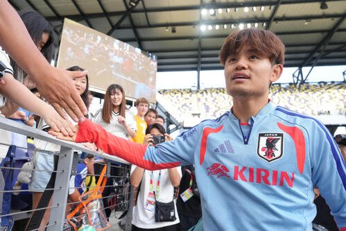 サッカー日本代表W杯北中米大会ベースキャンプ　スタンドのファンと握手を交わす久保建英(撮影･足立雅史)＝2026年6月8日(現地時間)