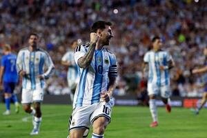 アイスランドとの国際親善試合でPKを決め喜ぶメッシ(AP)