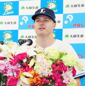 5月度の月間MVPを受賞し会見に臨む西武ネビン(撮影･江口和貴)