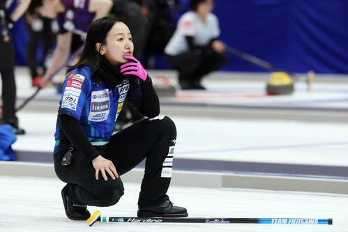 カーリング日本選手権　女子1次リーグ　ロコ･ソラーレ対フィロシーク青森　第4エンド、相手の石をはじき出せず浮かない表情のロコ･ソラーレ藤沢五月(2026年6月9日)