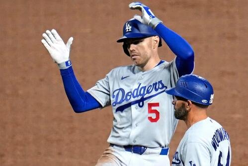 パイレーツ戦の7回、2500本安打を放ち喜ぶフリーマン(AP)