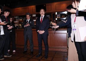 楽天三木肇監督休養について囲み会見する森井誠之球団社長(中央)(撮影･浅見桂子)