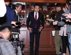 楽天三木肇監督休養について囲み会見する森井誠之球団社長(中央)(撮影･浅見桂子)
