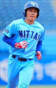 全日本大学野球選手権　2回戦　日体大対周南公立大　2回表日体大2死二塁、右越え先制2点本塁打を放つ藤巻一洸(撮影･垰建太)