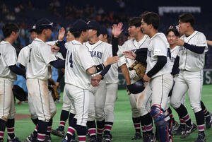 国学院大対横浜商大　勝利しした国学院大ナインは喜び合う(撮影･柴田隆二)