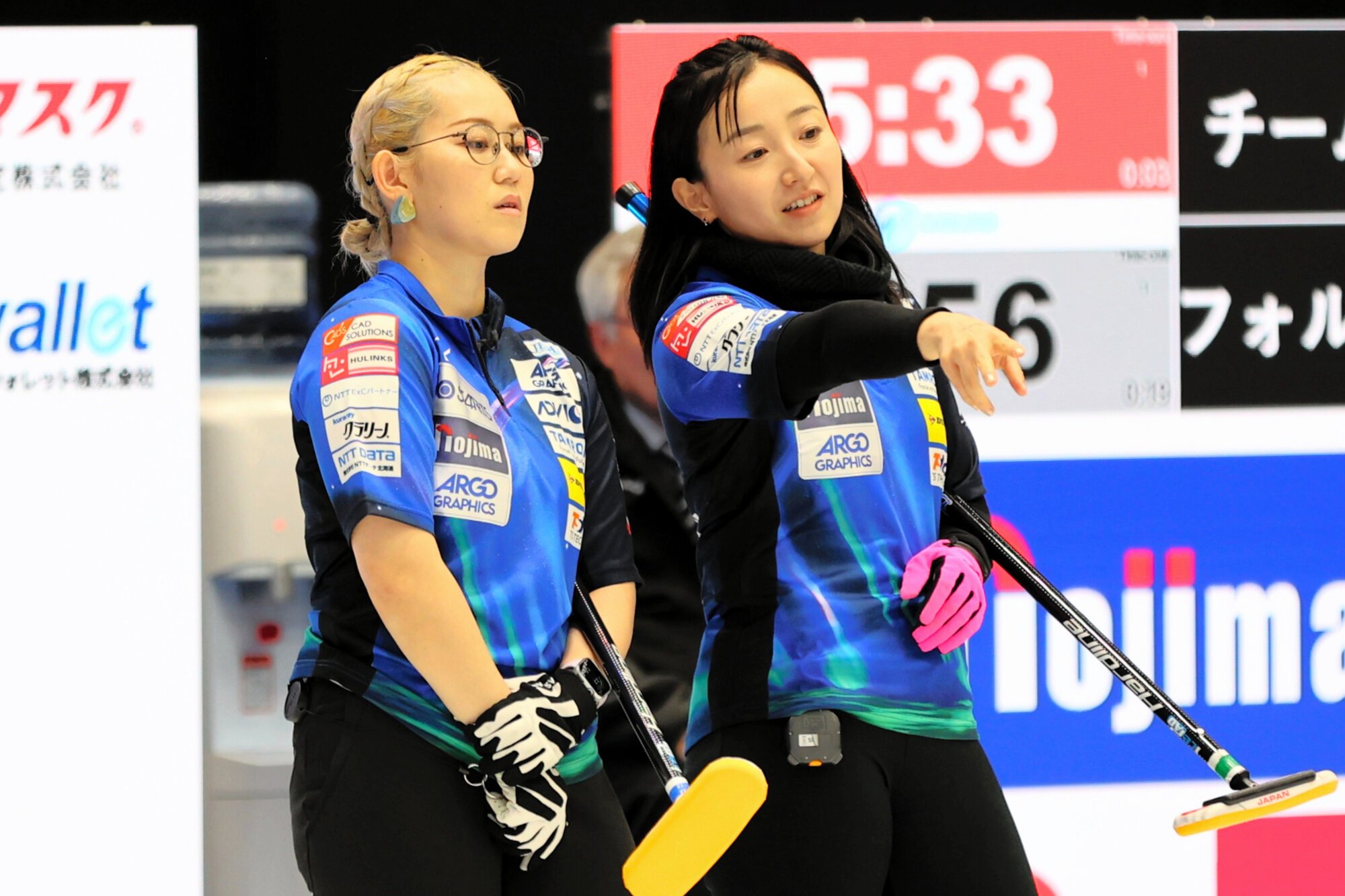カーリング日本選手権の1次リーグ中部電力戦で話し合うロコ･ソラーレの藤沢五月(右)と小穴桃里