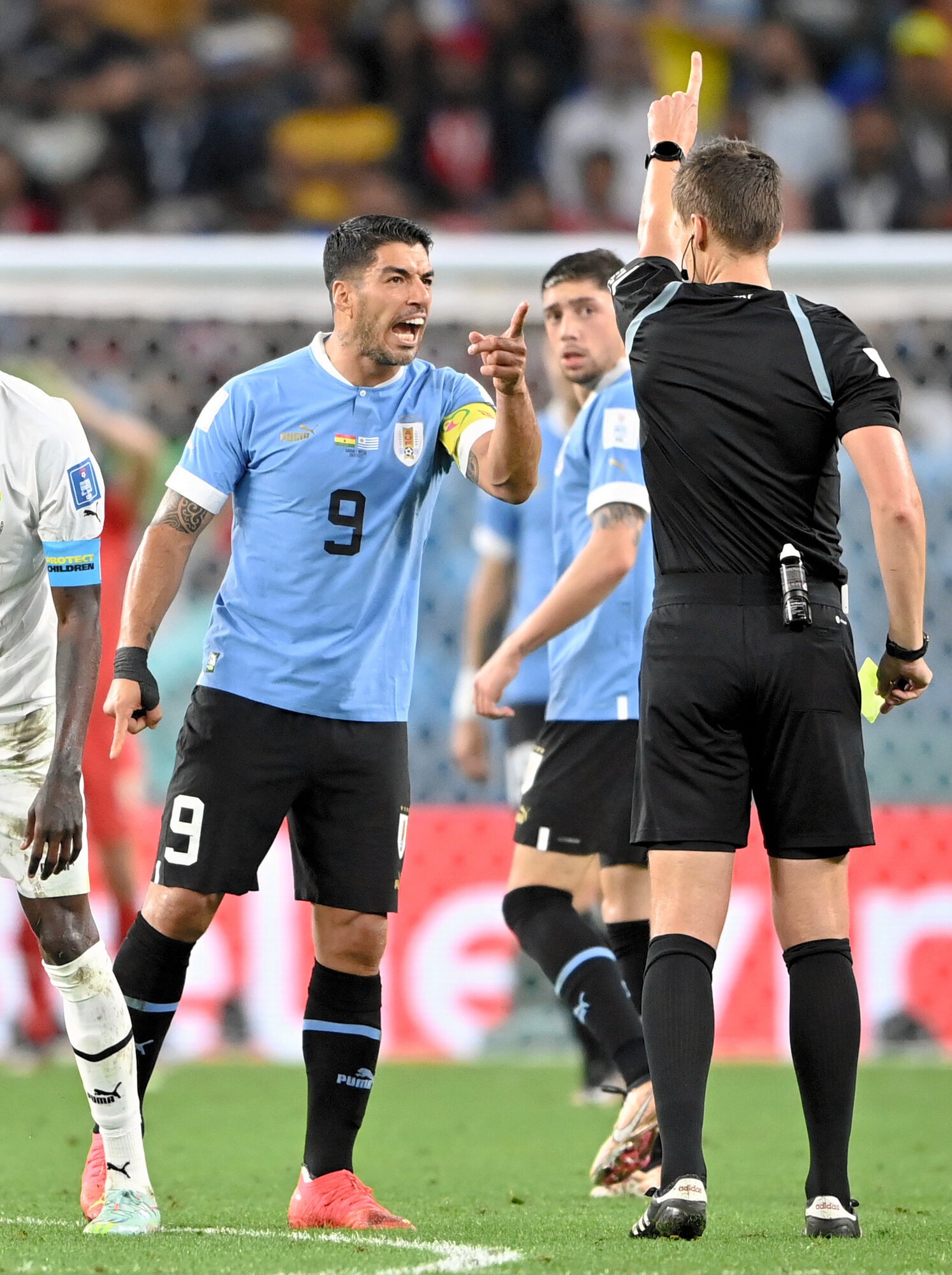 ワールドカップ(W杯)カタール大会で自身への警告の判定に抗議するウルグアイのスアレス⑨